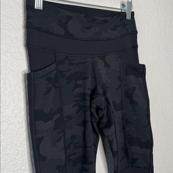 Lululemon Sun Salutation Pants Soot Black Camo Sz 4 Pockets - Picture 3 of 7